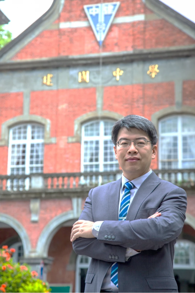 建中校長莊智鈞上演「印幣穿紙」術,學生拍手叫好。取自建中官網