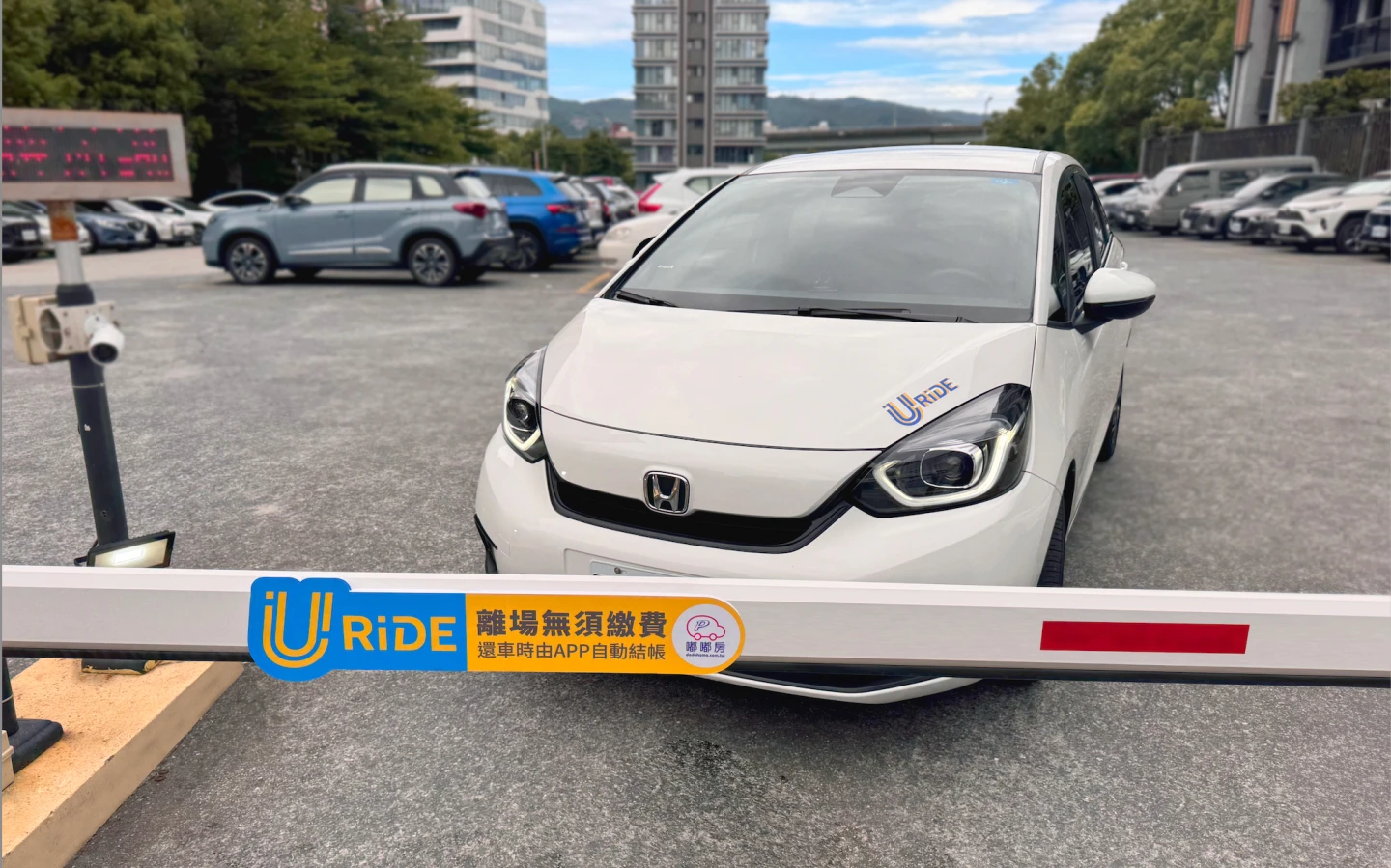 中租URiDE與嘟嘟房合作,展開全台智慧停車服務。業者提供