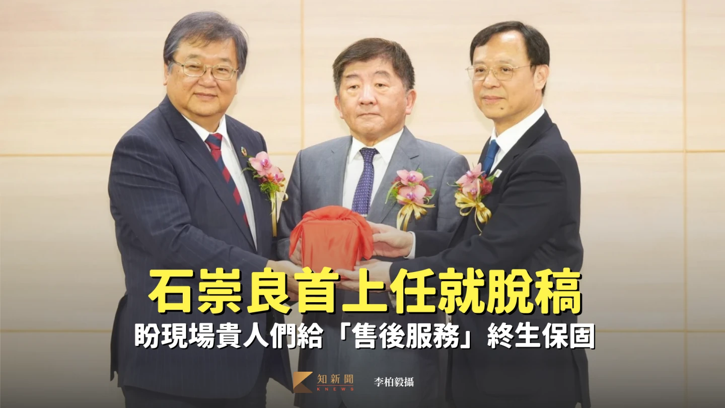 衛福部今天舉行新、卸任部長交接典禮,由邱泰源(左)交接給石崇良(右),行政院政委陳時中(中)擔任監交人。李柏毅攝