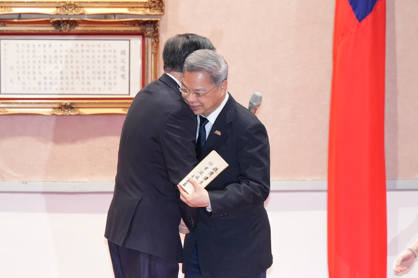 卓榮泰給龔明鑫擁抱。葉志明攝