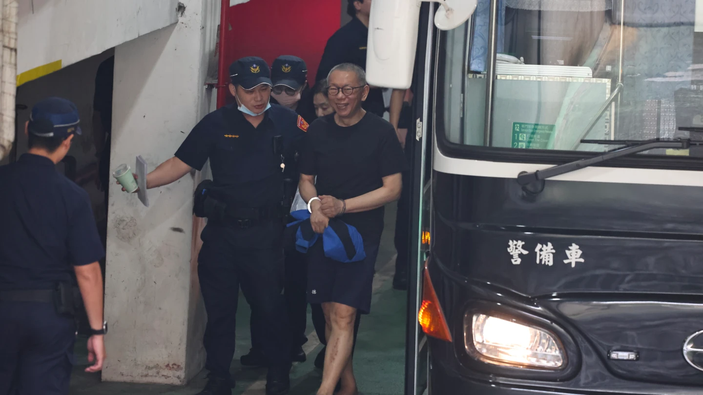 柯文哲今早下囚車時,露齒而笑。民眾提供