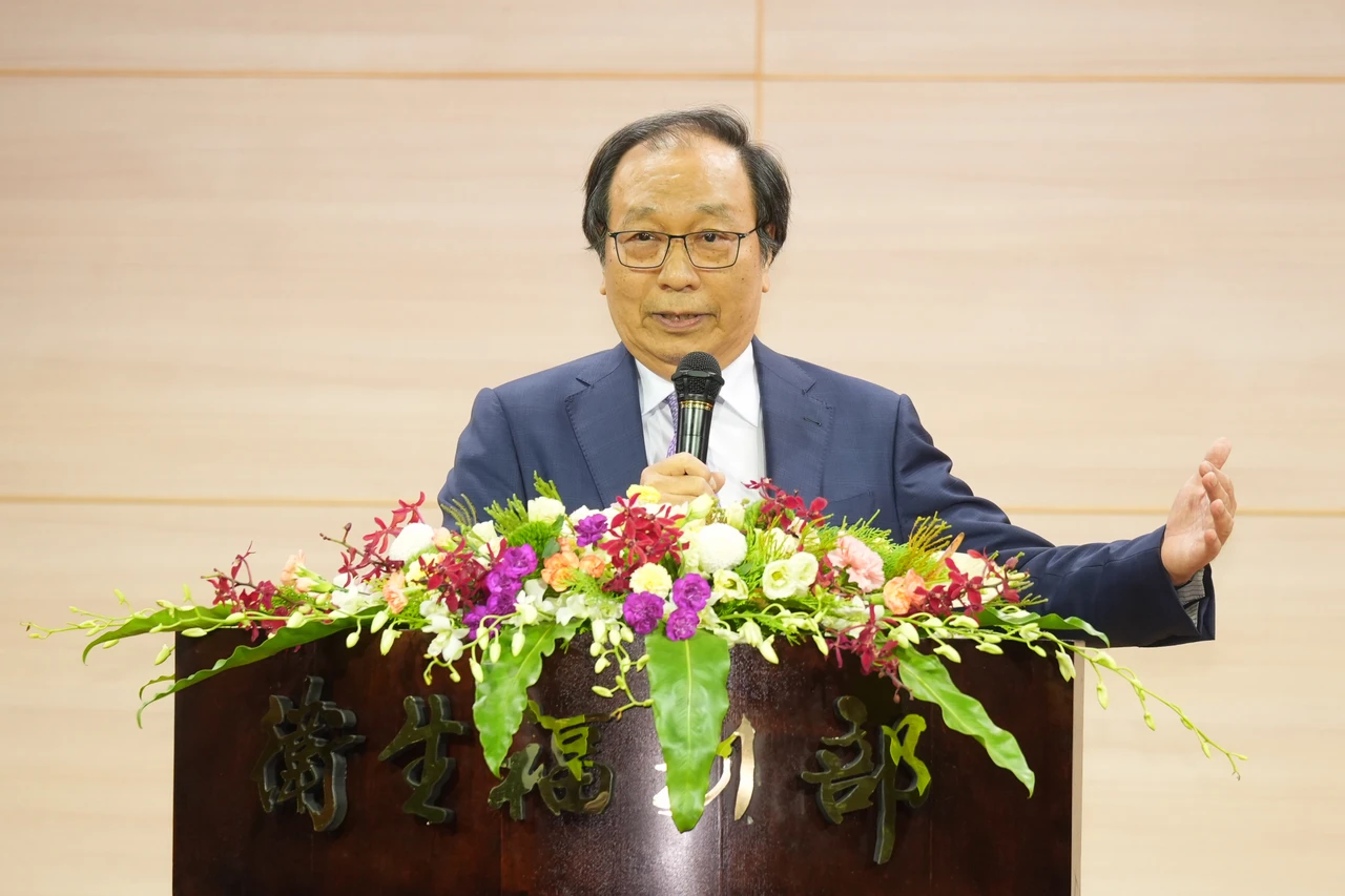 健康台灣推動聯盟召集人陳志鴻喊話會給予石崇良「終生保固」。李柏毅攝