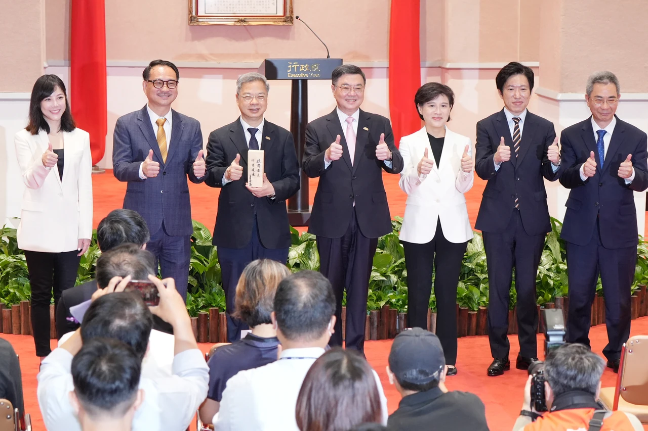 卓榮泰、鄭麗君跟卸任秘書長、新任正副秘書長合影。葉志明攝