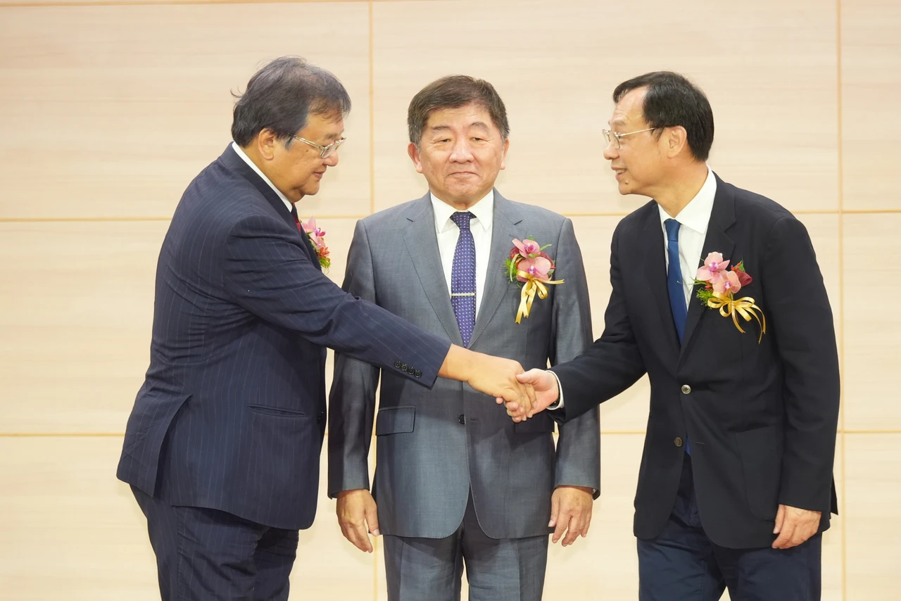 邱泰源(左)提醒石崇良(右)致詞記得照稿念。李柏毅攝