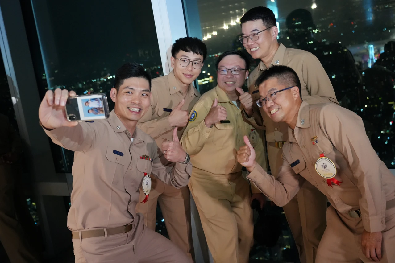 國防部114年度當選「國軍楷模、模範團體主官、全民國防教育傑出貢獻獎」人員,受邀前往台北101觀景台。李柏毅攝