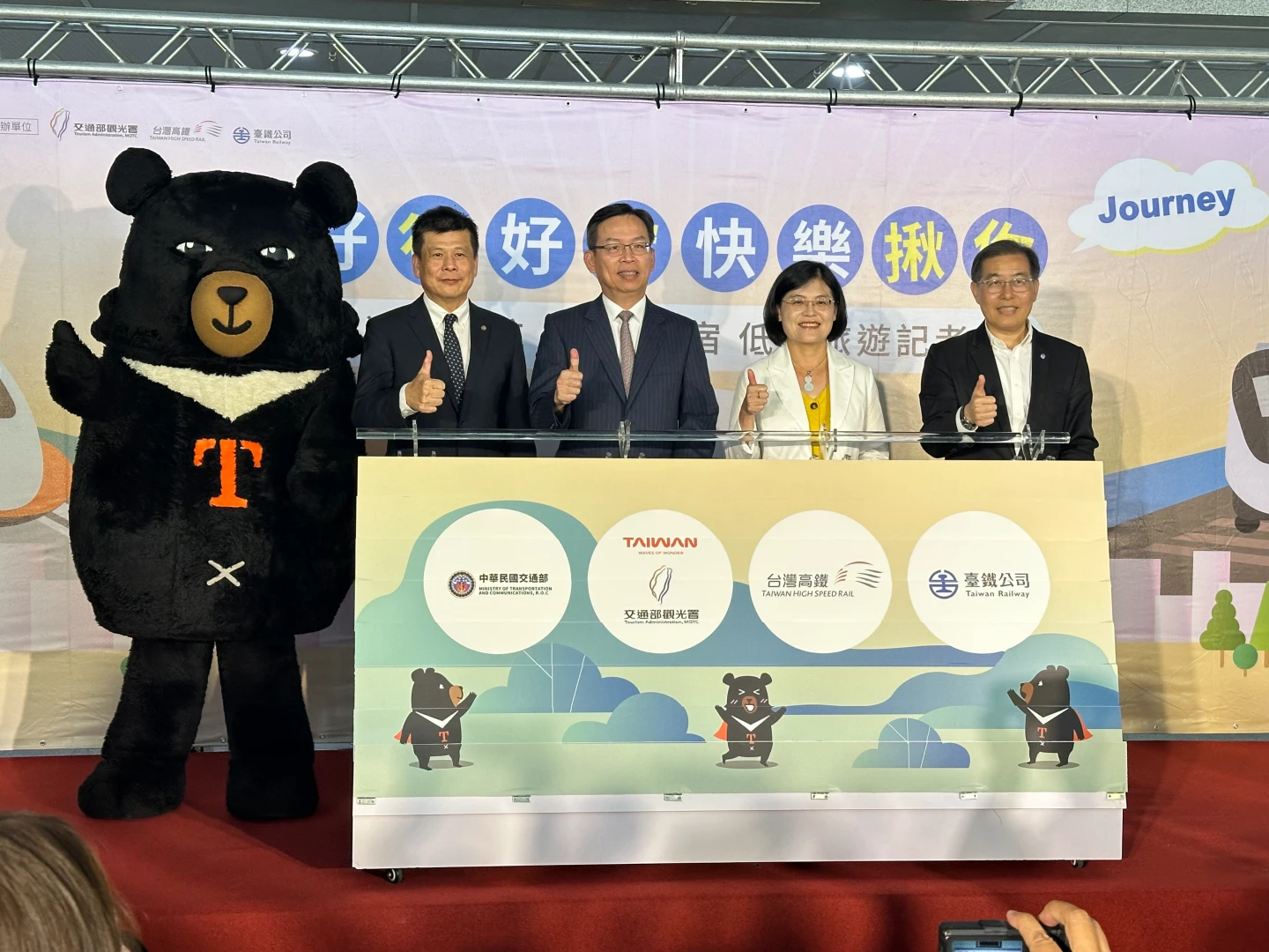 觀光署副署長黃荷婷(右2)。陳怡文攝