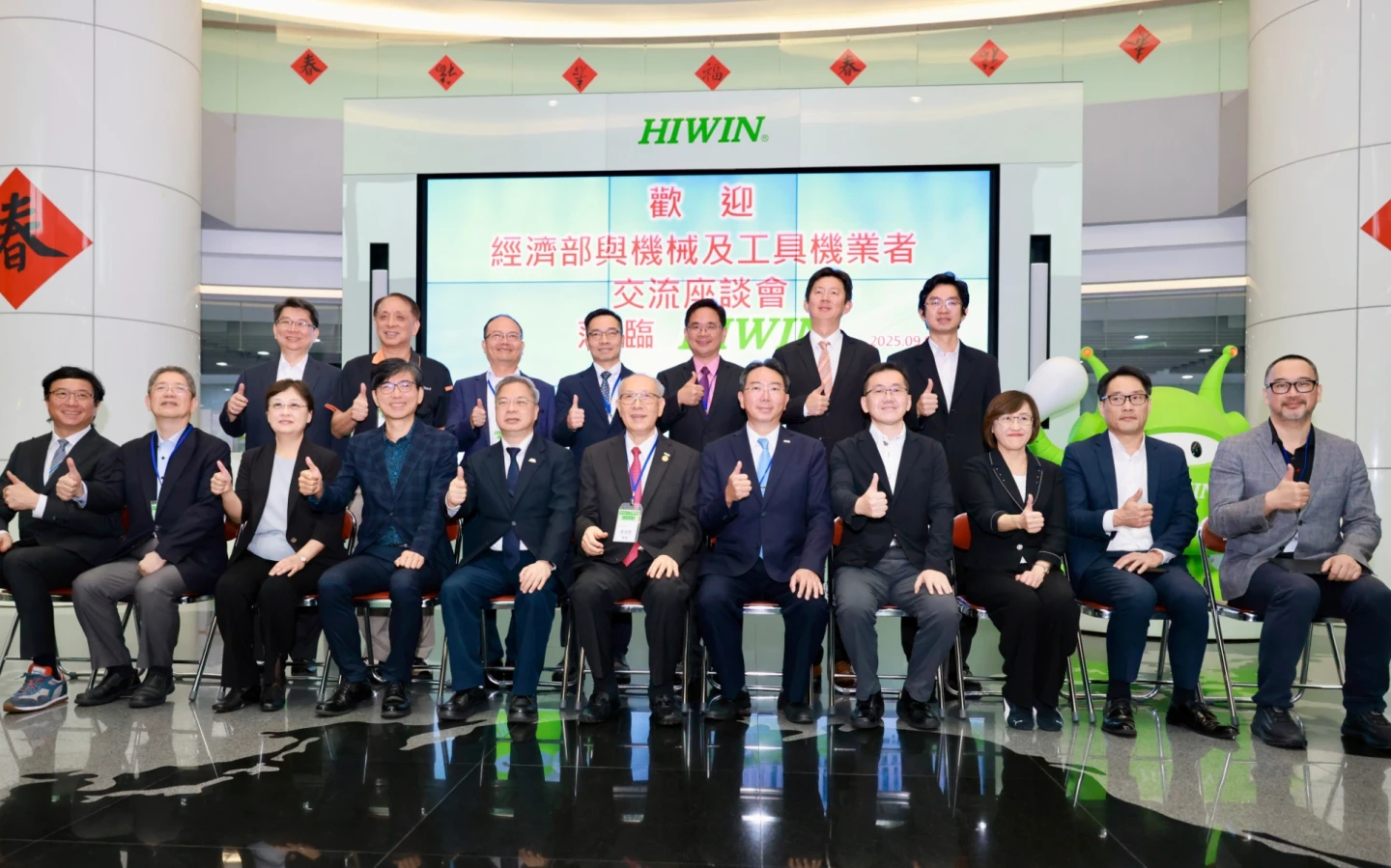 經濟部長龔明鑫就任次日,再前進台中精密園區聽機械工具機業者心聲,強調未來路上會和產業站在一起。經濟部
