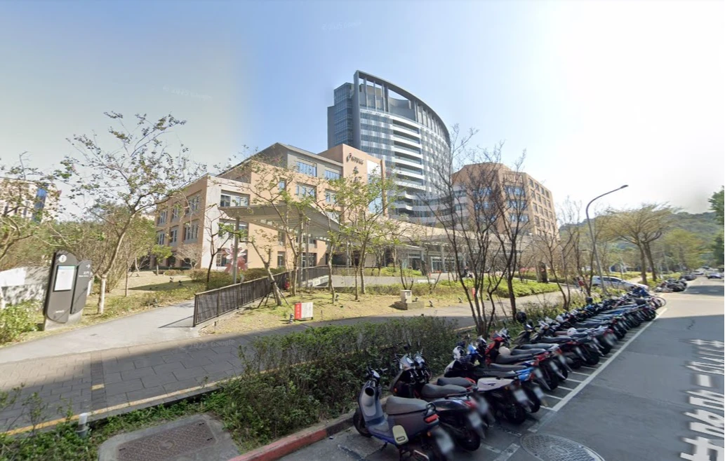 台大癌醫中心冷氣機過熱冒煙,北市消防馳援。取自google maps