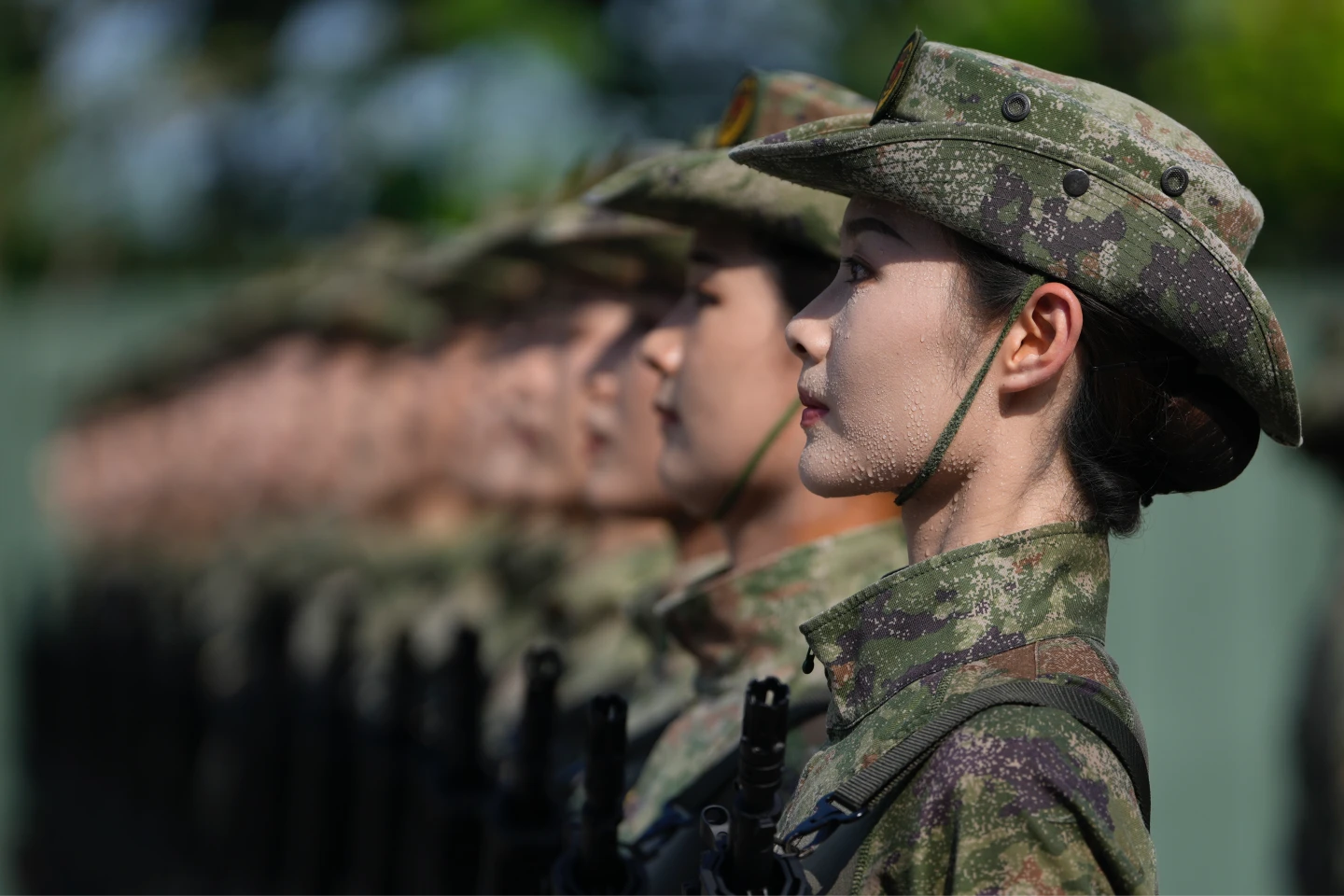 中國女兵在練習九三閱兵時,汗如雨滴。美聯社