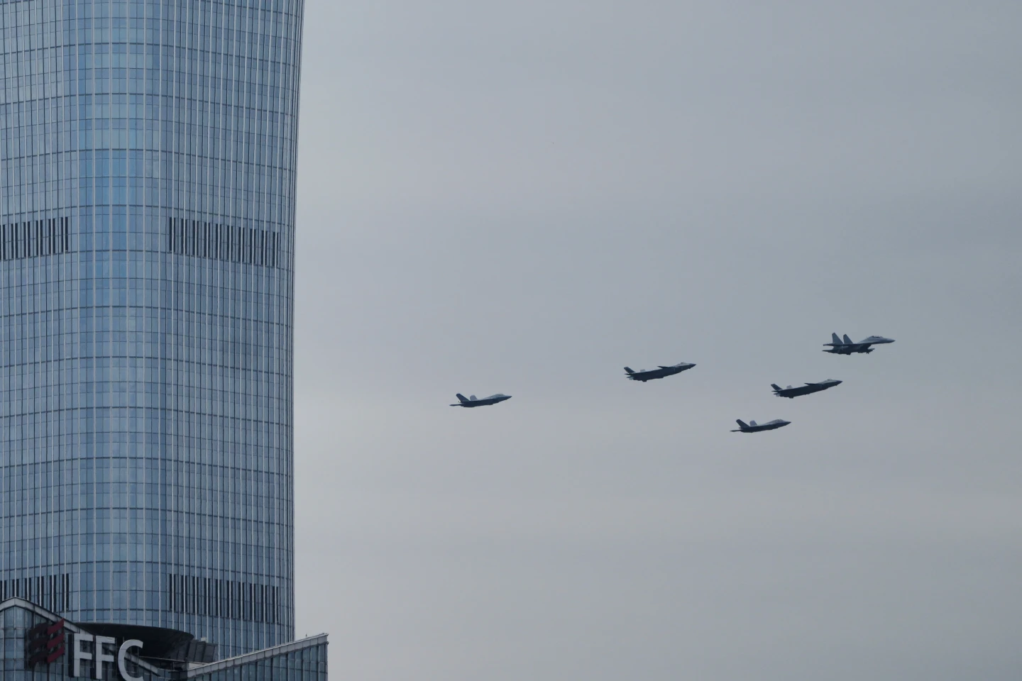 一架中國殲-16戰鬥機領銜殲-20和殲-35A匿蹤戰鬥機,8月24日為九三閱兵式進行彩排。美聯社