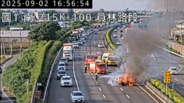 今天下午國道一號南下員林路段發生3車追撞事故,一輛轎車在外側追撞貨車起火燃燒,失控撞向內側轎車,造成1死1傷。取自高速公路1968