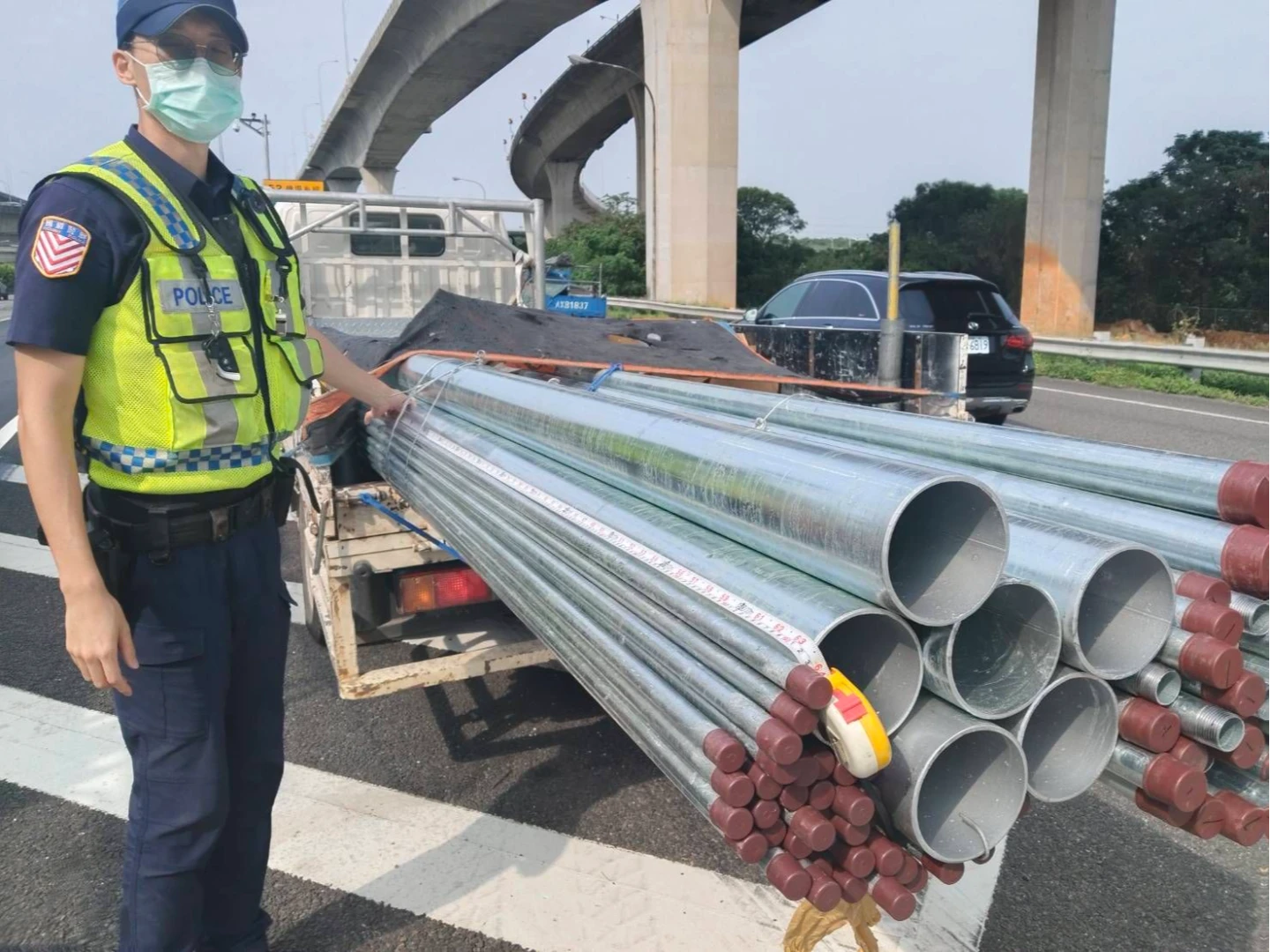 貨車載運鋼管超出車身30%,國道警攔車開罰。翻攝畫面