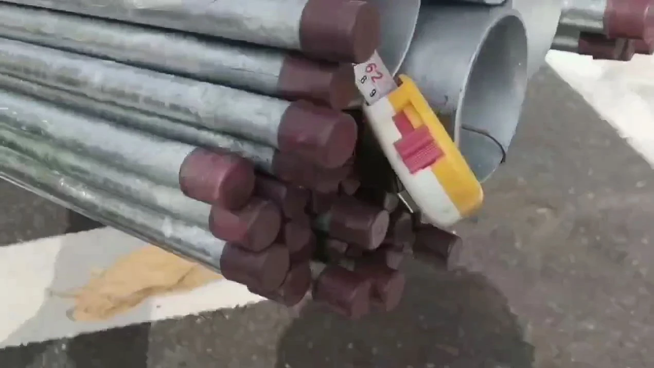 鋼管超過法規長度遭警方開罰。翻攝畫面