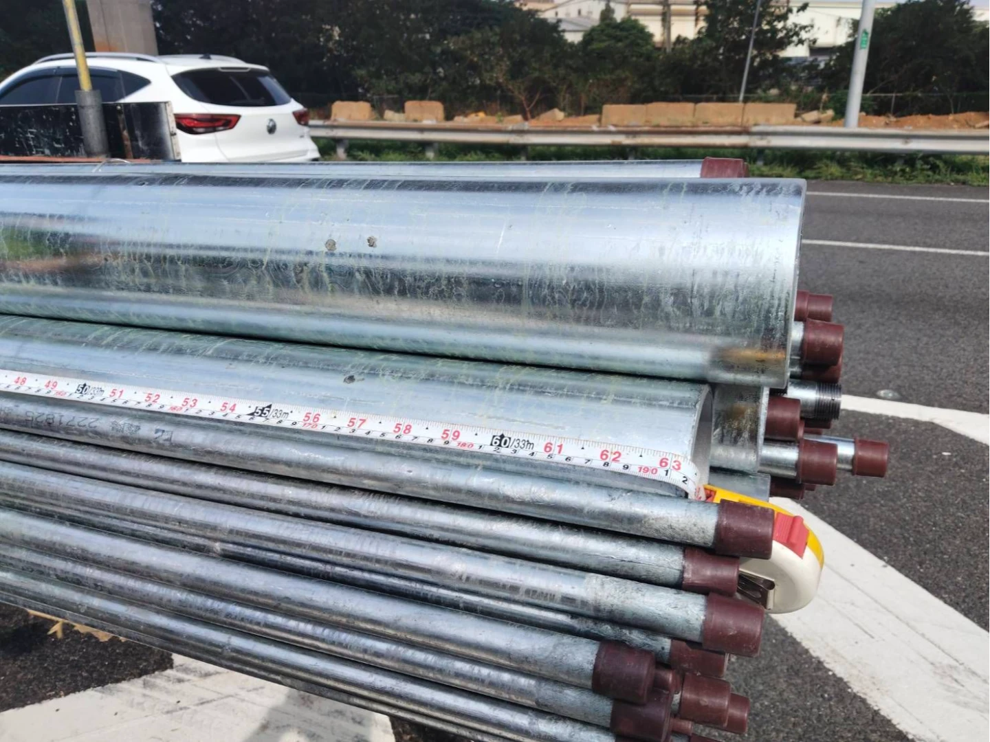 鋼管超出車身30%,國道警開處。翻攝畫面