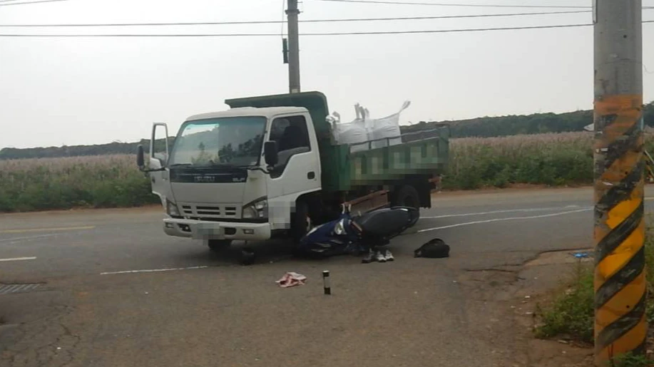 大貨車左前輪壓住機車前輪。民眾提供