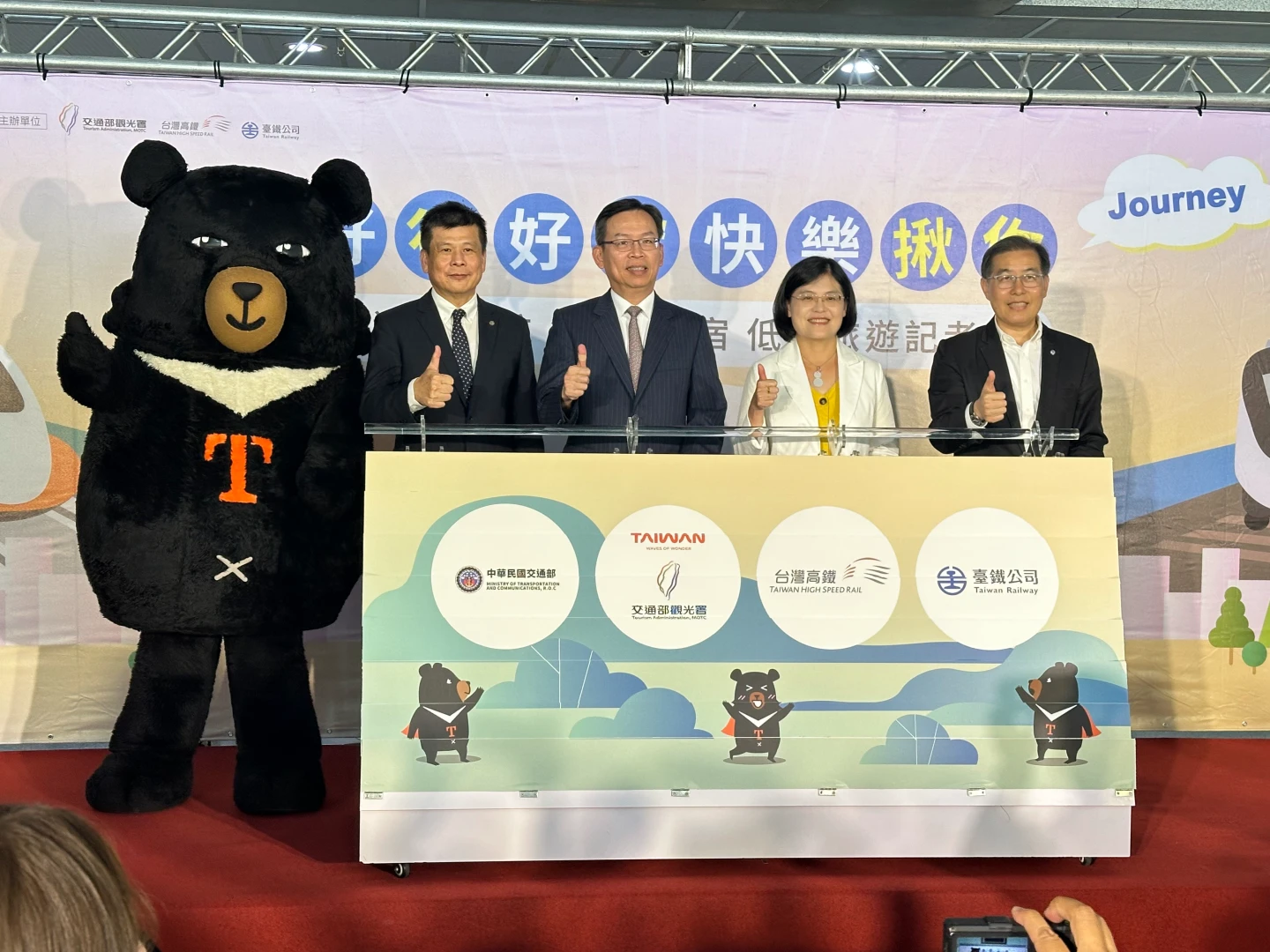 左起至右,台灣高鐵資深副總經理顏昭立、交通部次長林國顯、觀光署副署長黃荷婷、台鐵總經理馮輝昇。陳怡文攝