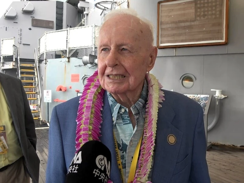 98歲美國二戰老兵蕭納克(Thomas Schoenecker)(圖)出席密蘇里號(USS Missouri)戰艦紀念活動,回憶二戰的少年往事。
中央社
