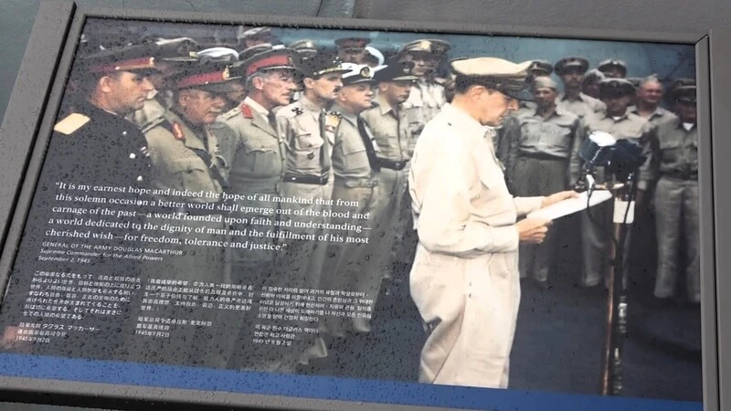 美國海軍密蘇里號戰艦見證第二次世界大戰日本投降歷史,現為紀念館永久停靠夏威夷珍珠港。圖為艦上陳列照片,呈現1945年9月2日盟軍統帥麥克阿瑟在甲板上主持日本投降儀式。中央社