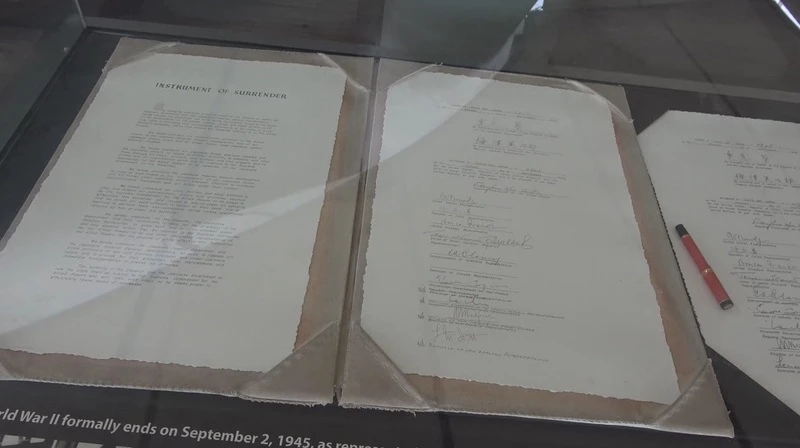 美國海軍密蘇里號戰艦上陳列1945年9月2日日本代表重光葵簽署的投降文件,盟軍統帥麥克阿瑟、中華民國代表將軍徐永昌與盟軍代表分別簽字。中央社
