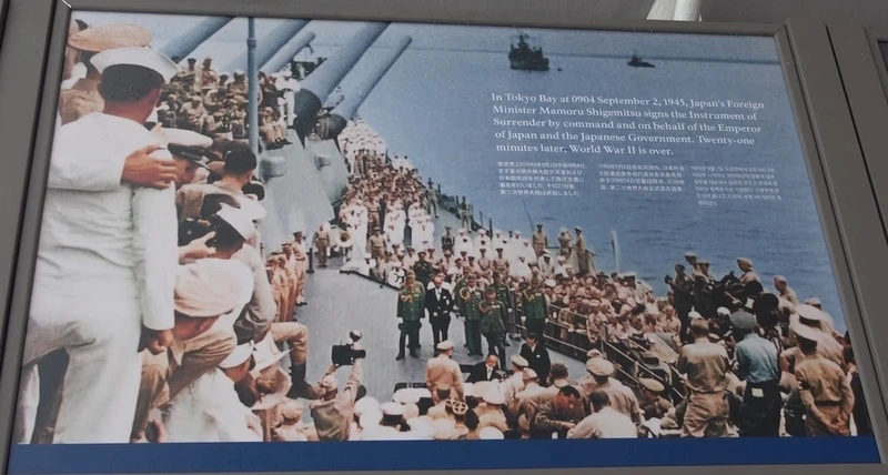 美國海軍密蘇里號戰艦見證第二次世界大戰日本投降歷史,現為紀念館永久停靠夏威夷珍珠港。圖為艦上陳列照片,呈現1945年9月2日盟軍統帥麥克阿瑟在甲板上主持日本投降儀式,艦上2500名官兵爭賭歷史時刻。中央社記