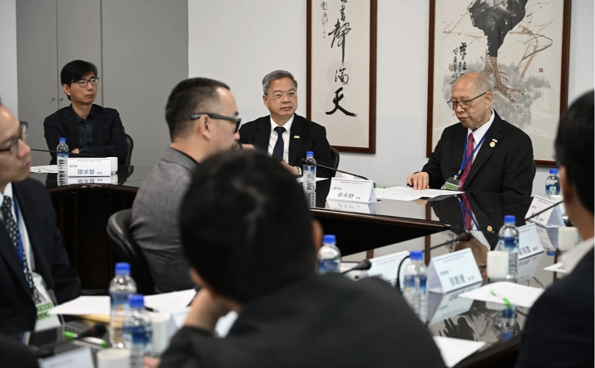 經濟部長龔明鑫(中)今天與機械工具機業者會面交流。經濟部提供