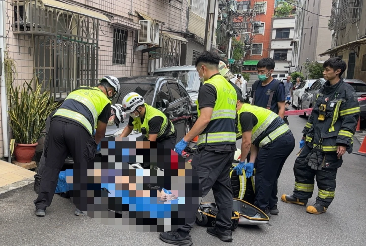 女工右臂遭攪拌機捲入,疑因昏迷肉餡覆蓋全臉,送醫不治。翻攝畫面