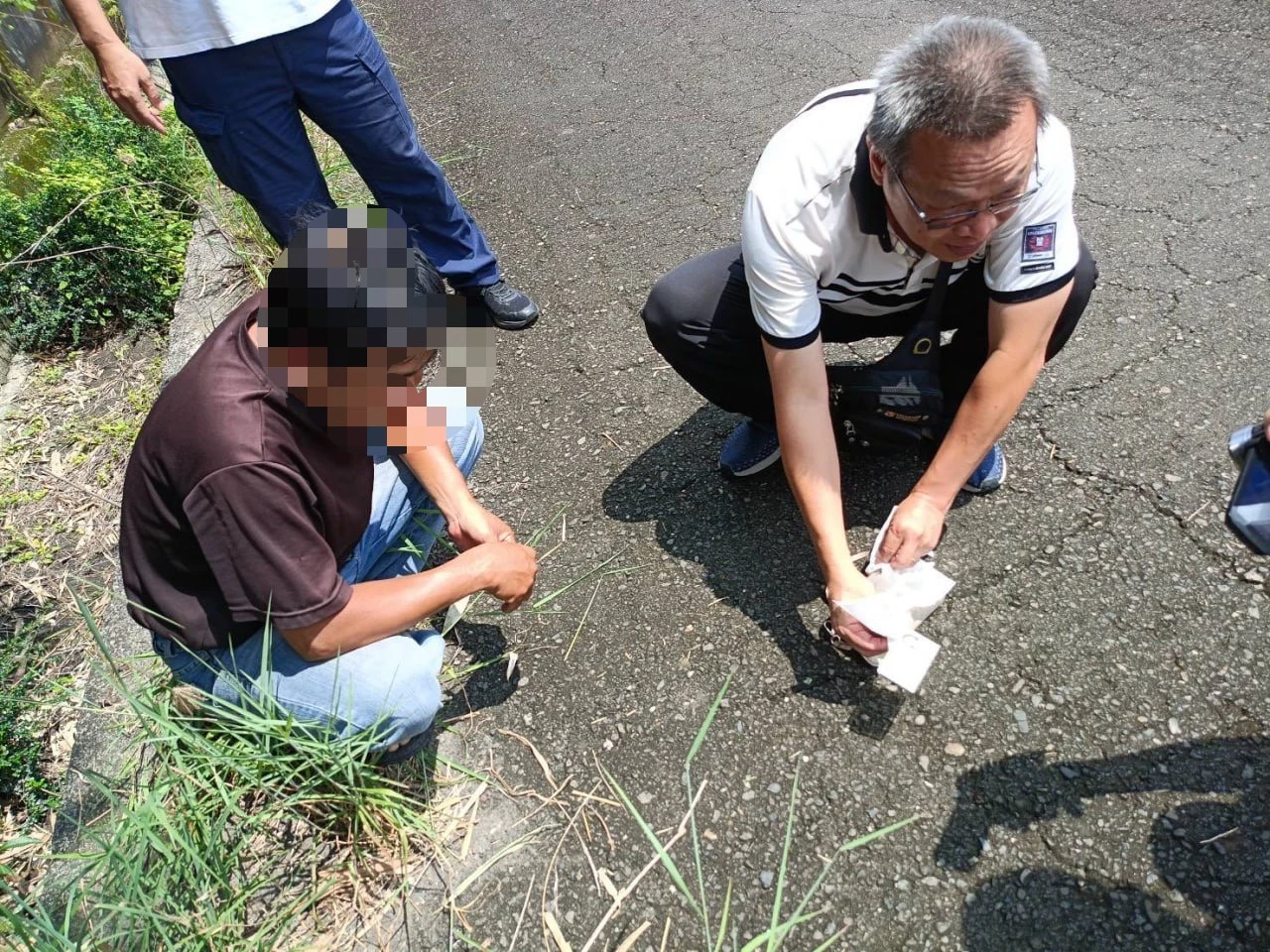 李姓男子落網後帶警方前往竹田鄉的水溝,撈出被他棄置的皮夾。民眾提供