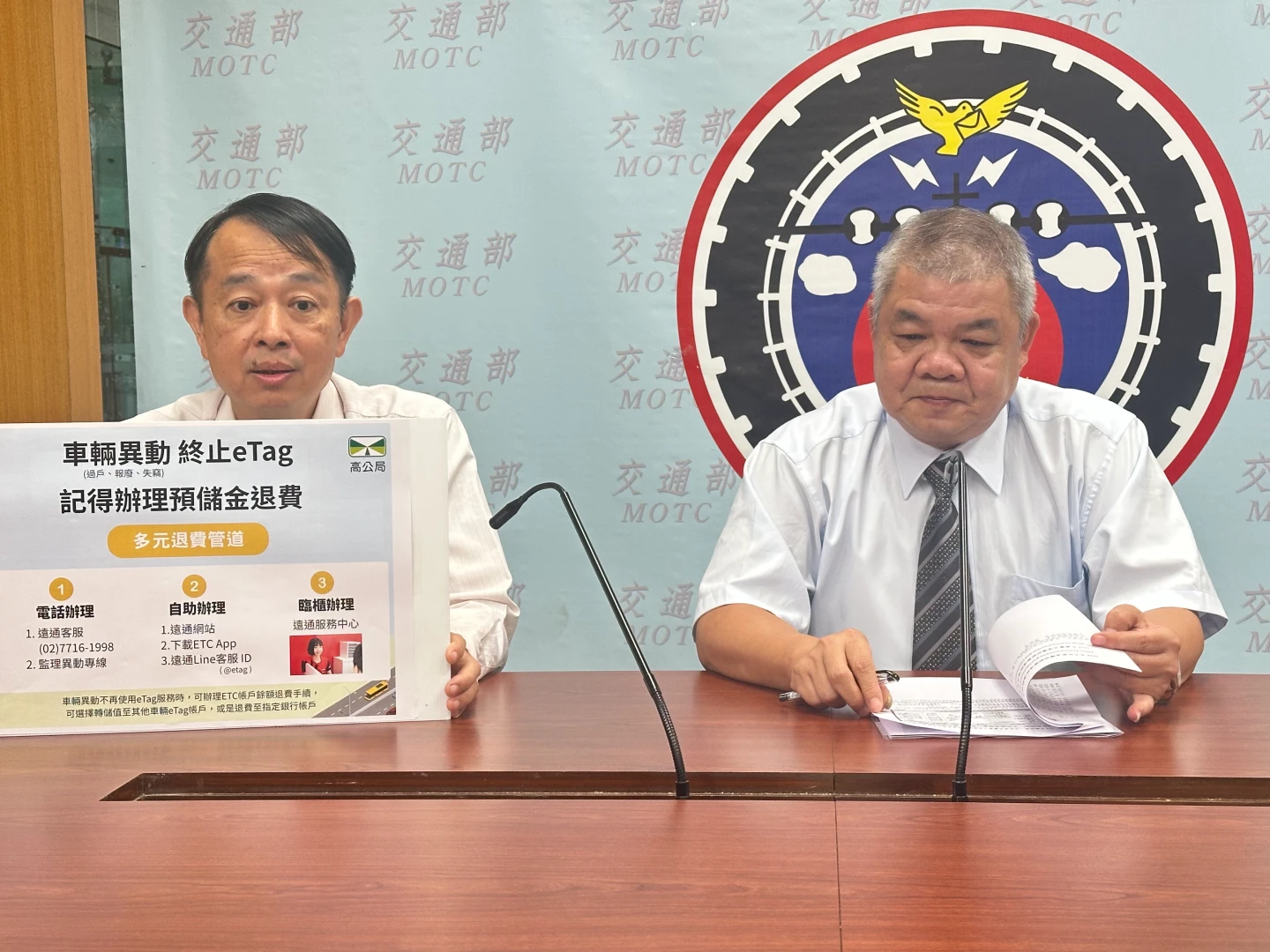 高公局副局長彭煥儒(右)、高公局業務組科長鄭新助(左)。陳怡文攝