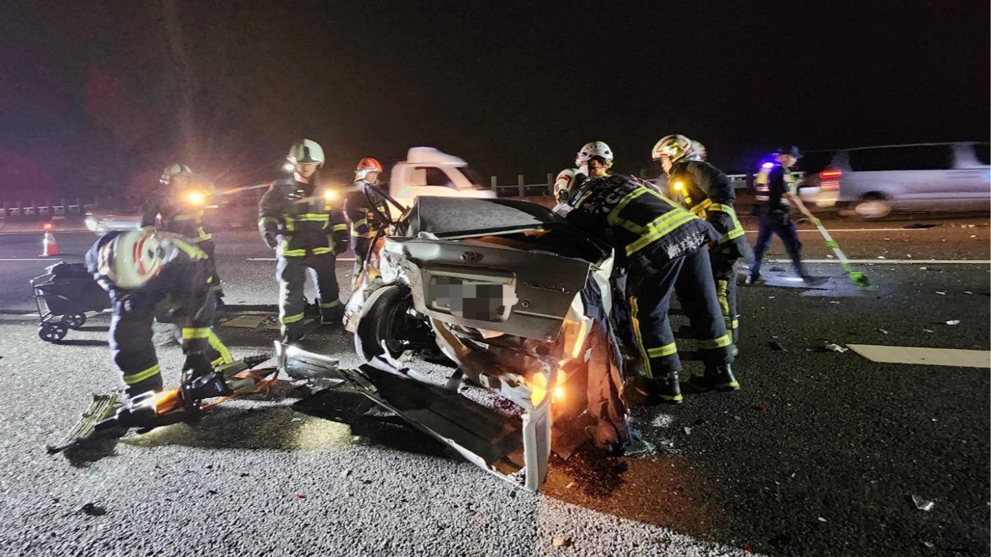 國道3號台中烏日段,昨晚發生追撞事故,蔡姓男駕駛受困扭曲變形車內,經搶救送醫仍宣告不治。民眾提供