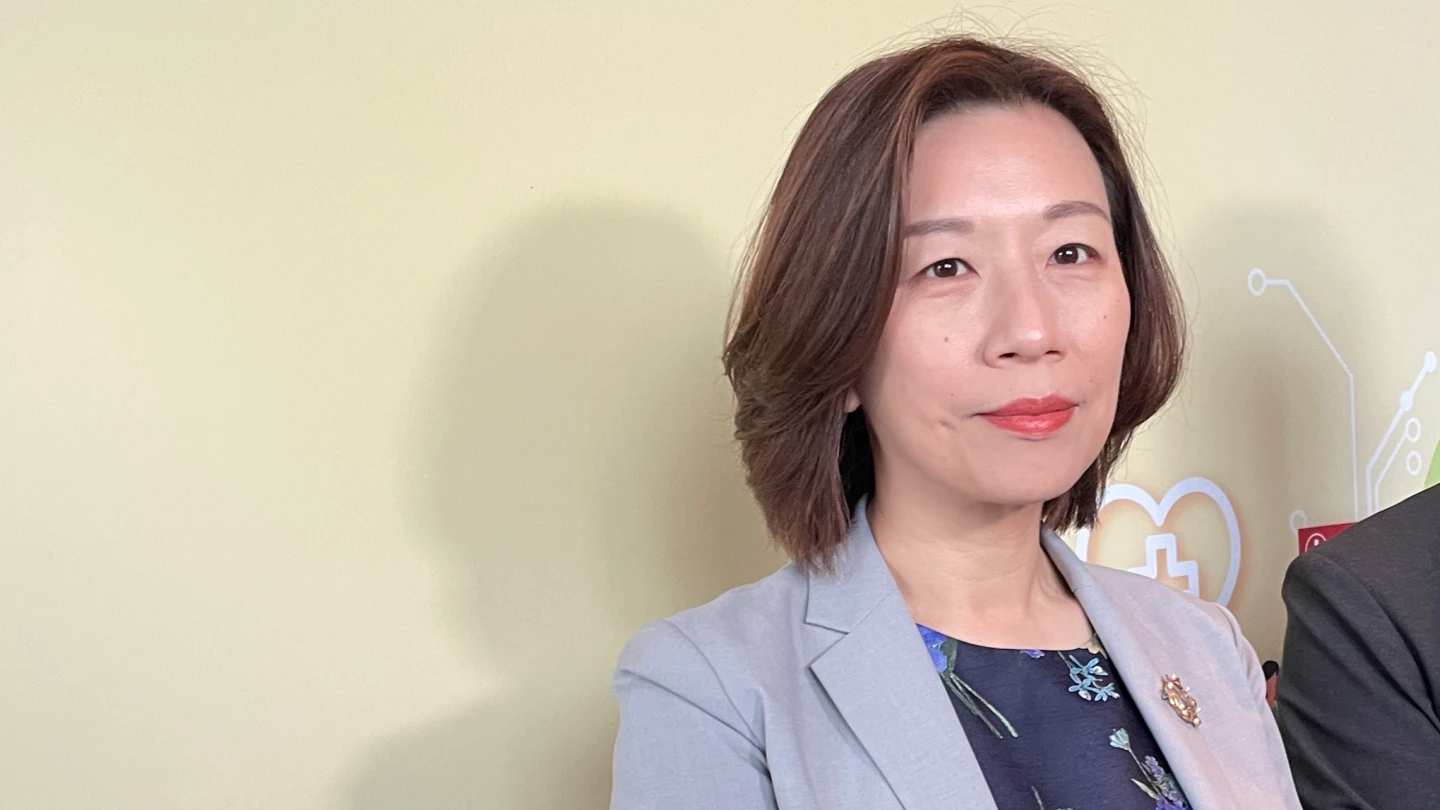 對於食藥署長姜至剛談日本福島食品擬解禁的說法疑失言,衛福部次長林靜儀緩頰,「姜署長是很少失言的人吧,我失言應該比他多吧」。賴昀岫攝