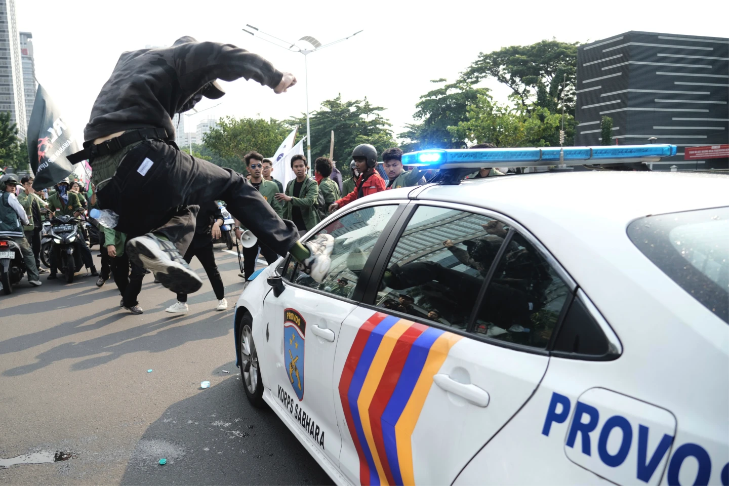印尼1名抗議者在雅加達的示威活動中,飛踹警車。美聯社