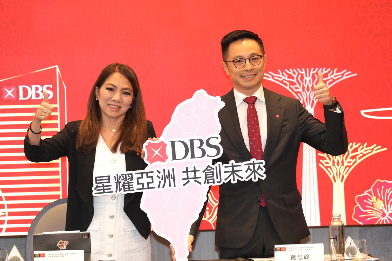 星展集團執行總裁陳淑珊(左)、台灣總經理黃思翰(右)今天出席記者會。梁建裕攝