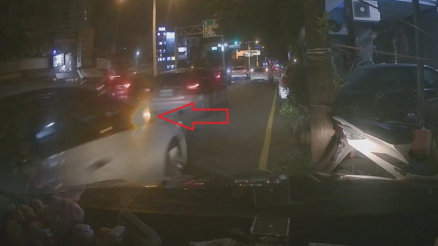 台中王姓男子駕駛白色自小客車,擦撞臨停路旁車輛後離去,過程全被行車記錄器拍下。民眾提供