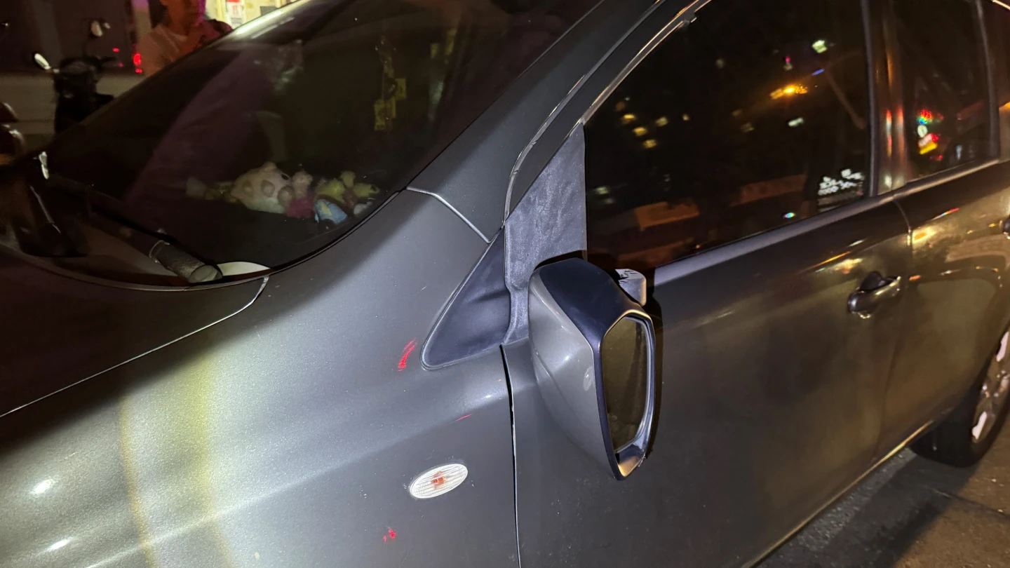 鄒女自小客後照鏡被撞斷,卻眼睜睜看著肇事車輛逃逸。民眾提供