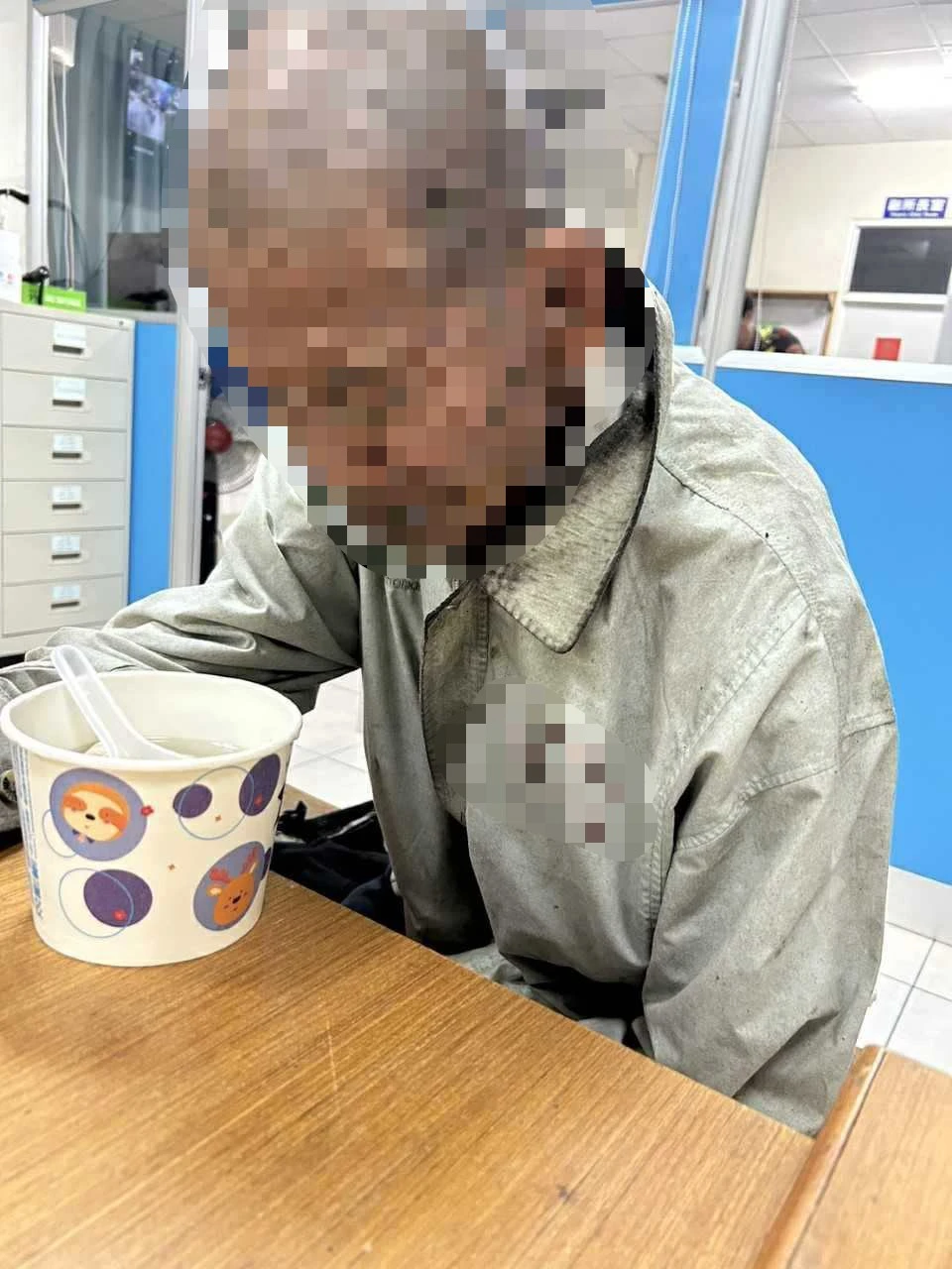 警方尋獲胡姓老翁後,先將他帶回派出所並提供晚餐讓他補充體力。民眾提供