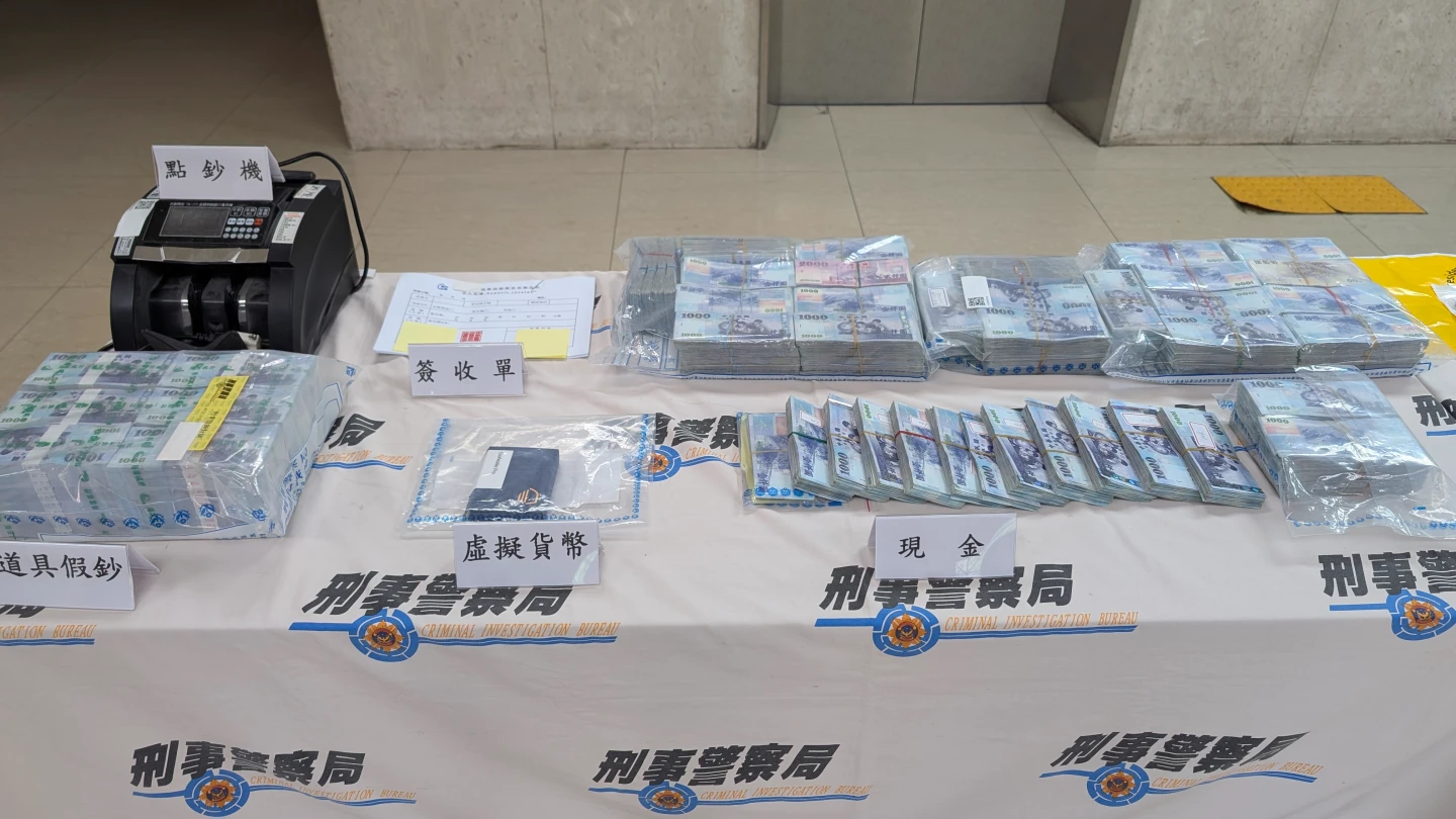 警方查獲現金1373萬元、泰達幣20萬顆等贓證物。林志青攝