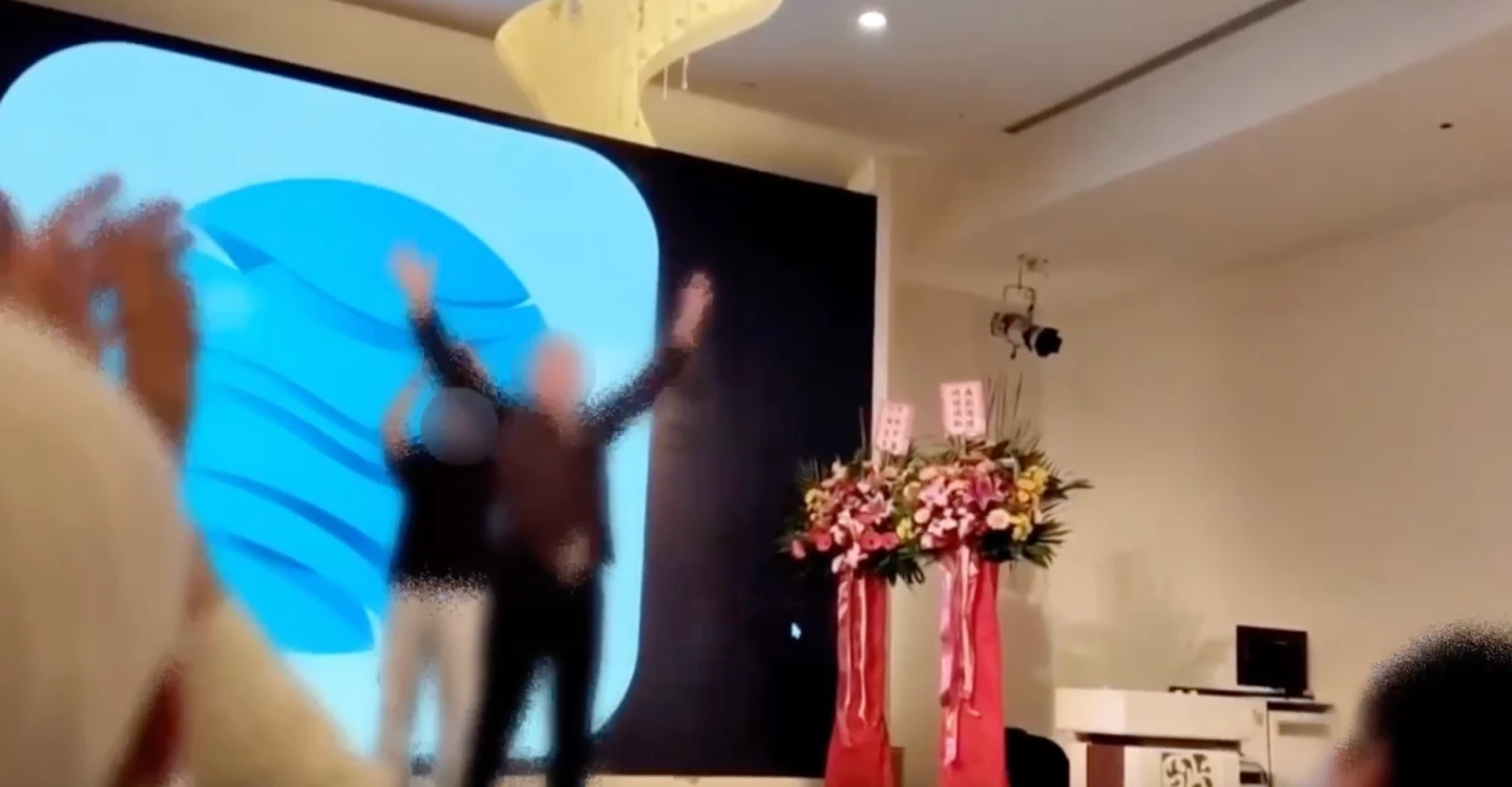 詐團找臨演假扮股票老師,整場都是臨演配合演出。翻攝畫面