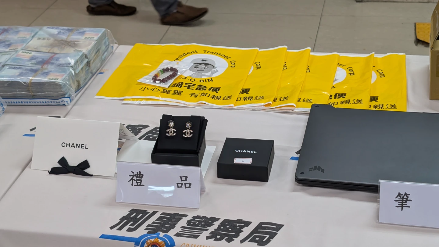 詐團為討被害人歡心,還會送佛珠及仿的香奈兒耳環等禮物。林志青攝