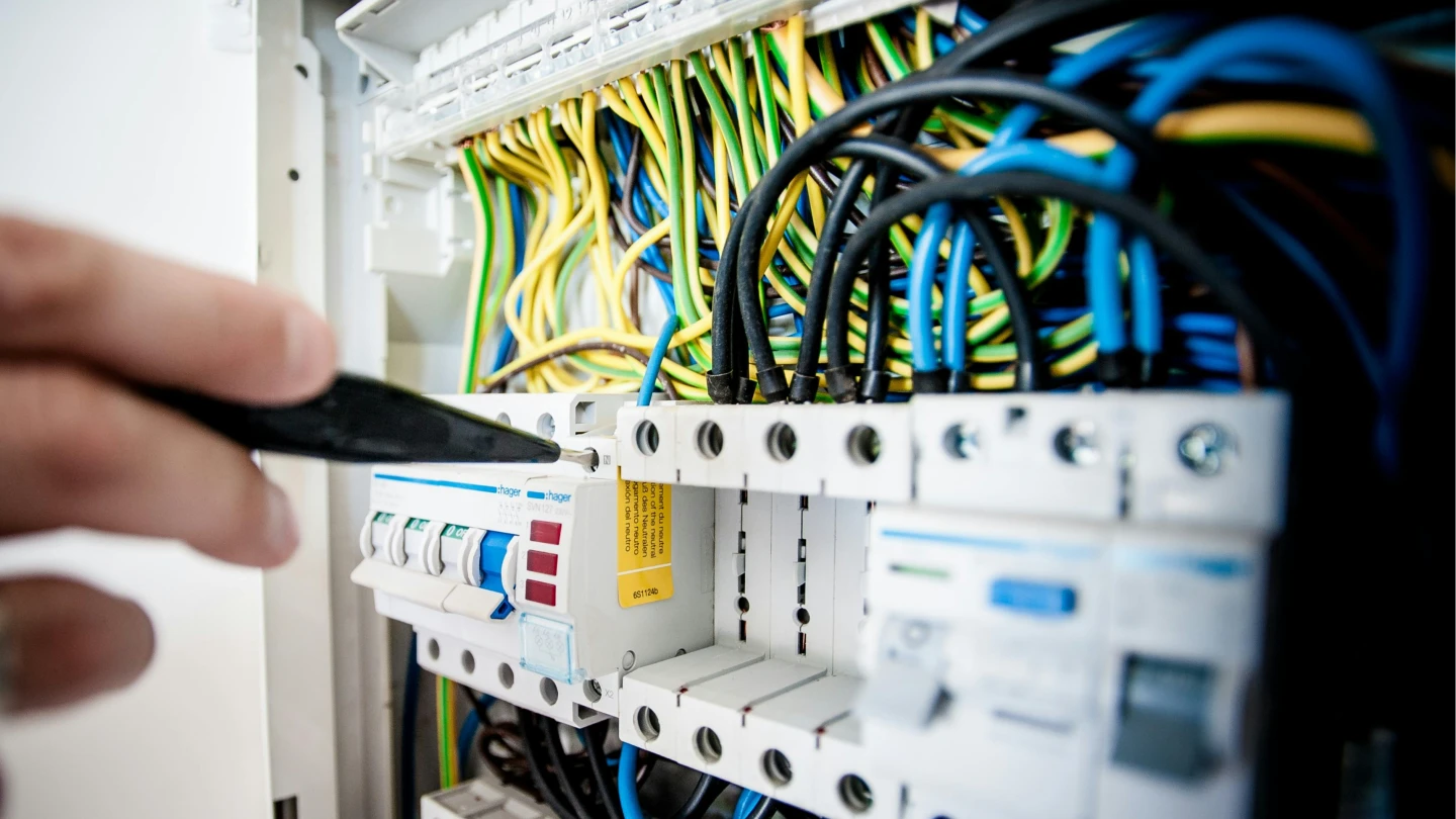 電機作業示意圖。翻攝自Pexels