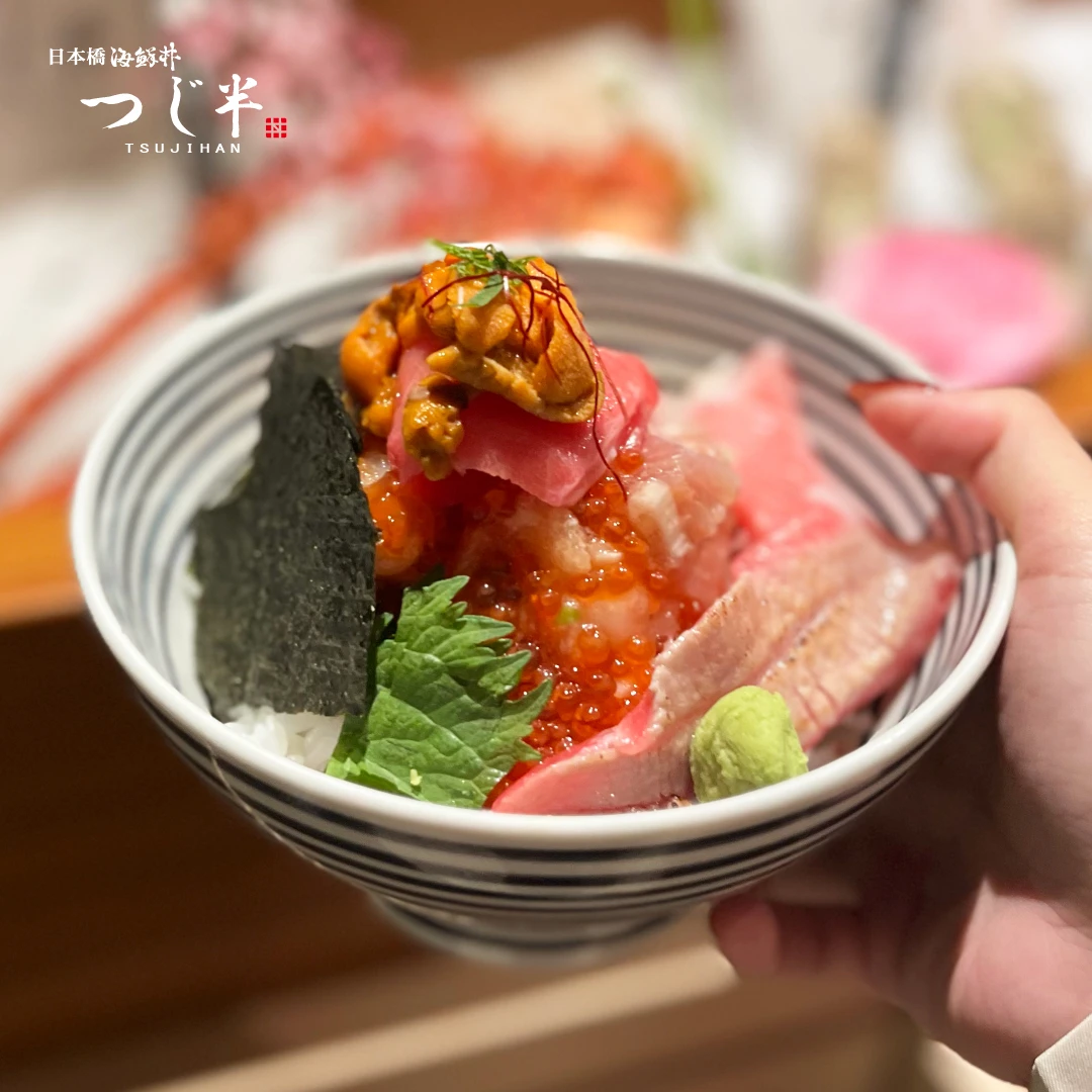 「日本橋海鮮丼 辻半」丼飯上堆疊多達8種以上海鮮,每碗599元起。取自日本橋海鮮丼 辻半臉書粉專