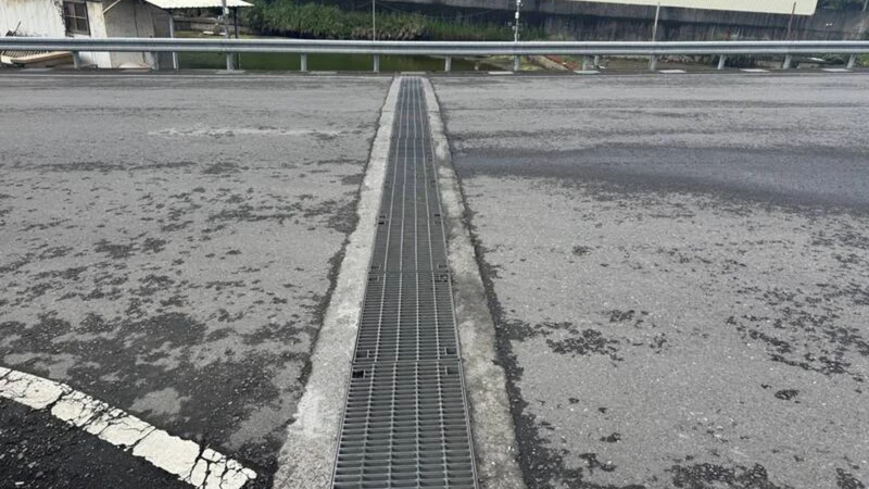 台北陳姓女子3月在宜蘭縣礁溪鄉騎自行車,前輪陷入排水格柵(圖)而摔倒受傷,陳女提出國家賠償共6700萬餘元,縣府國賠小組審議後,認定格柵符合設計規範,且沒有管理失當,決議拒賠。翻攝畫面