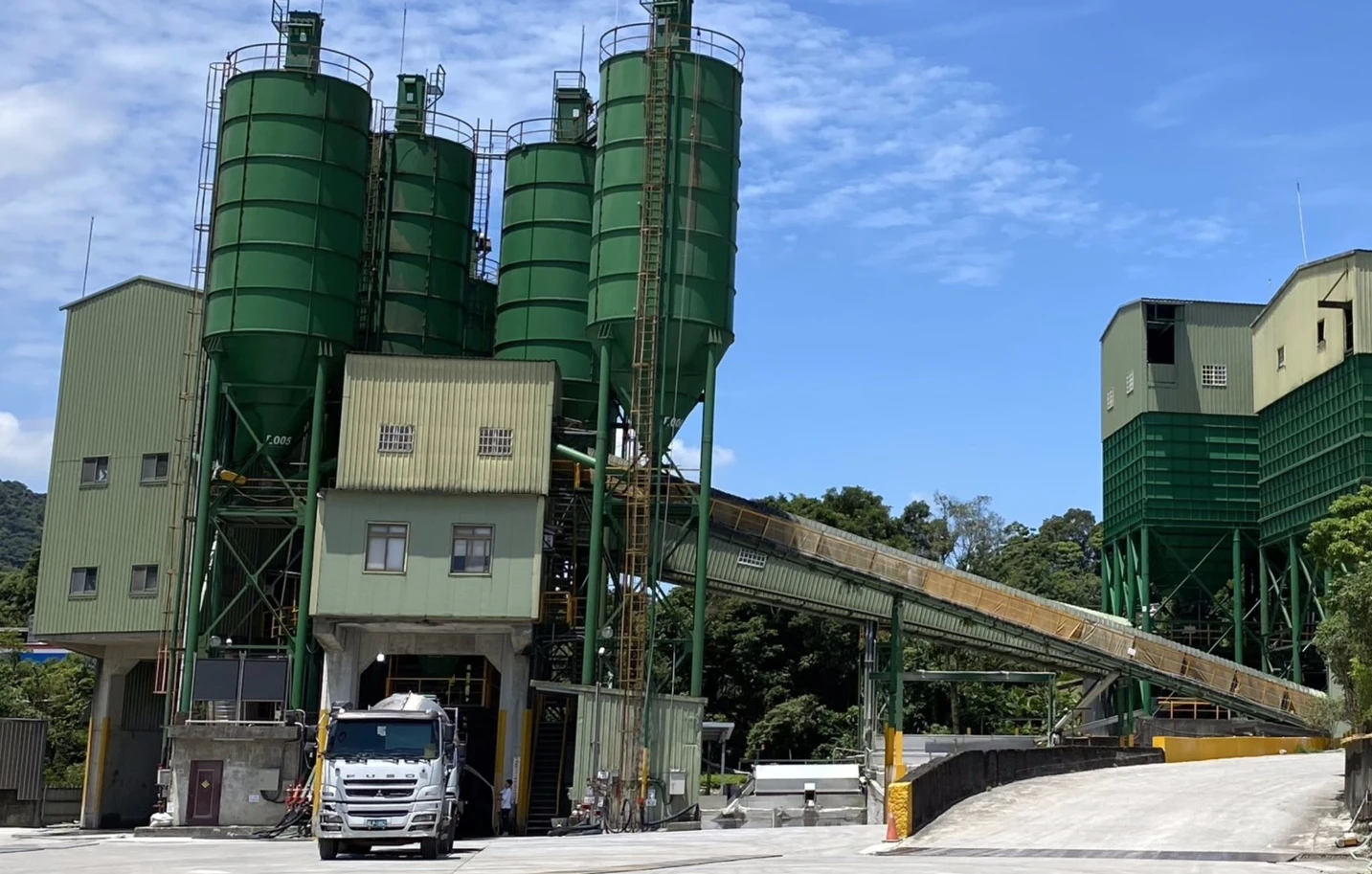 新北專案突檢20家預拌混凝土廠,18家不合規定。翻攝畫面