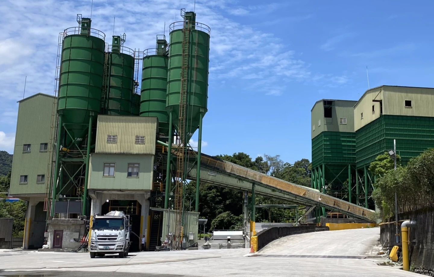 新北專案突檢20家預拌混凝土廠,18家不合規定。翻攝畫面