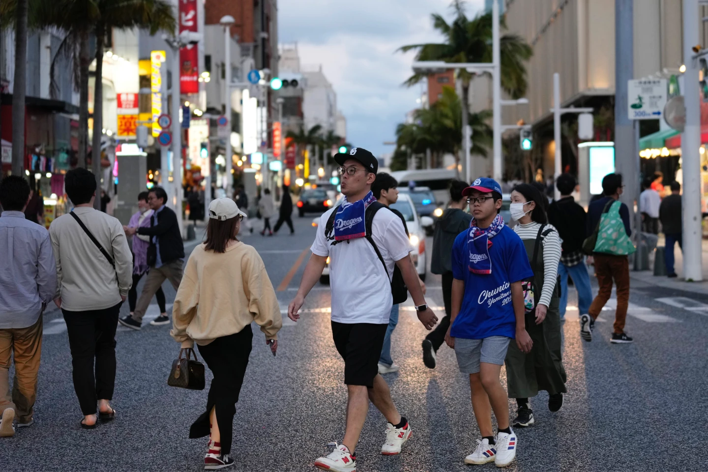 日本沖繩正研議徵收住宿稅。圖為大批遊客2月16日在那霸市中心商店街「國際通」走訪美食和購物。美聯社