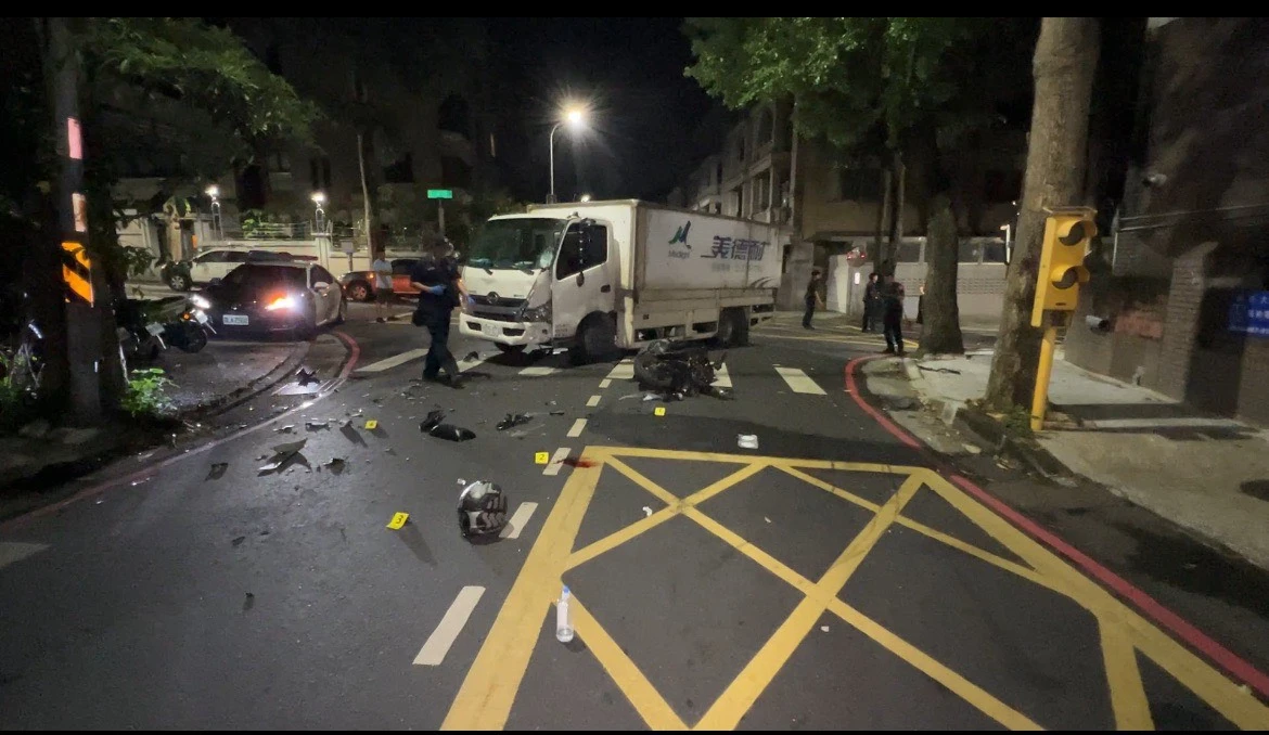機車車體嚴重變形,零件散落一地。翻攝畫面