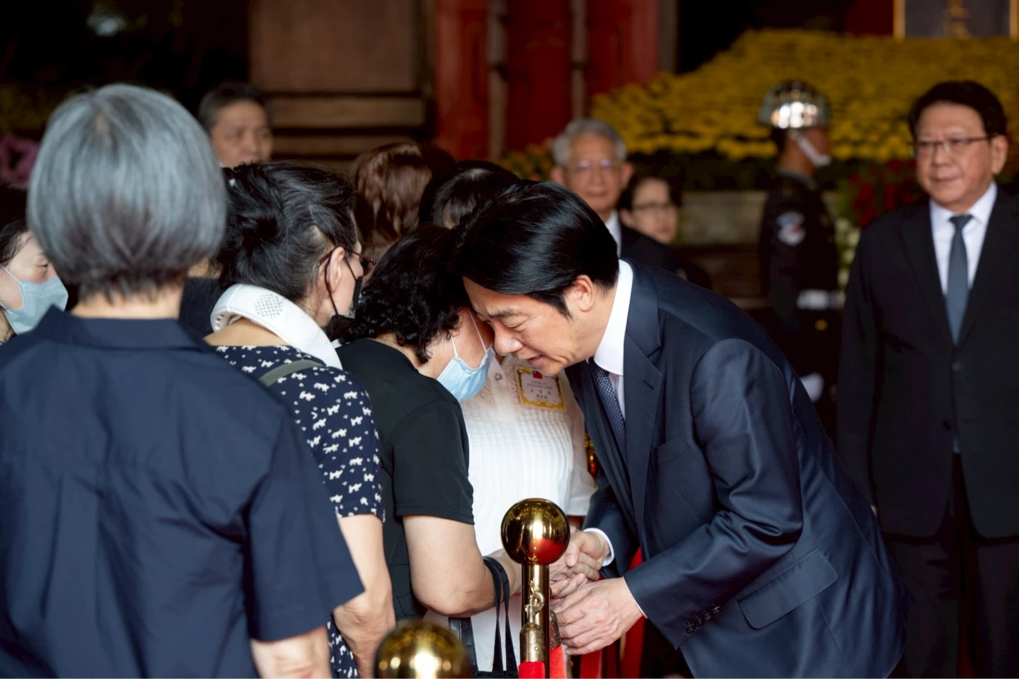 賴清德慰問遺族代表。總統府提供