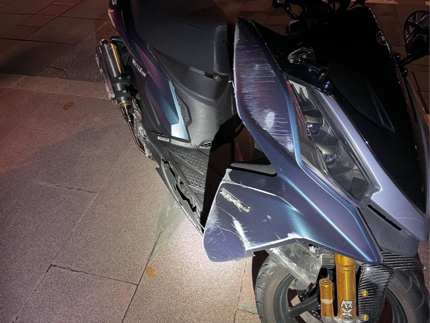 肇事機車車殼受損。翻攝畫面