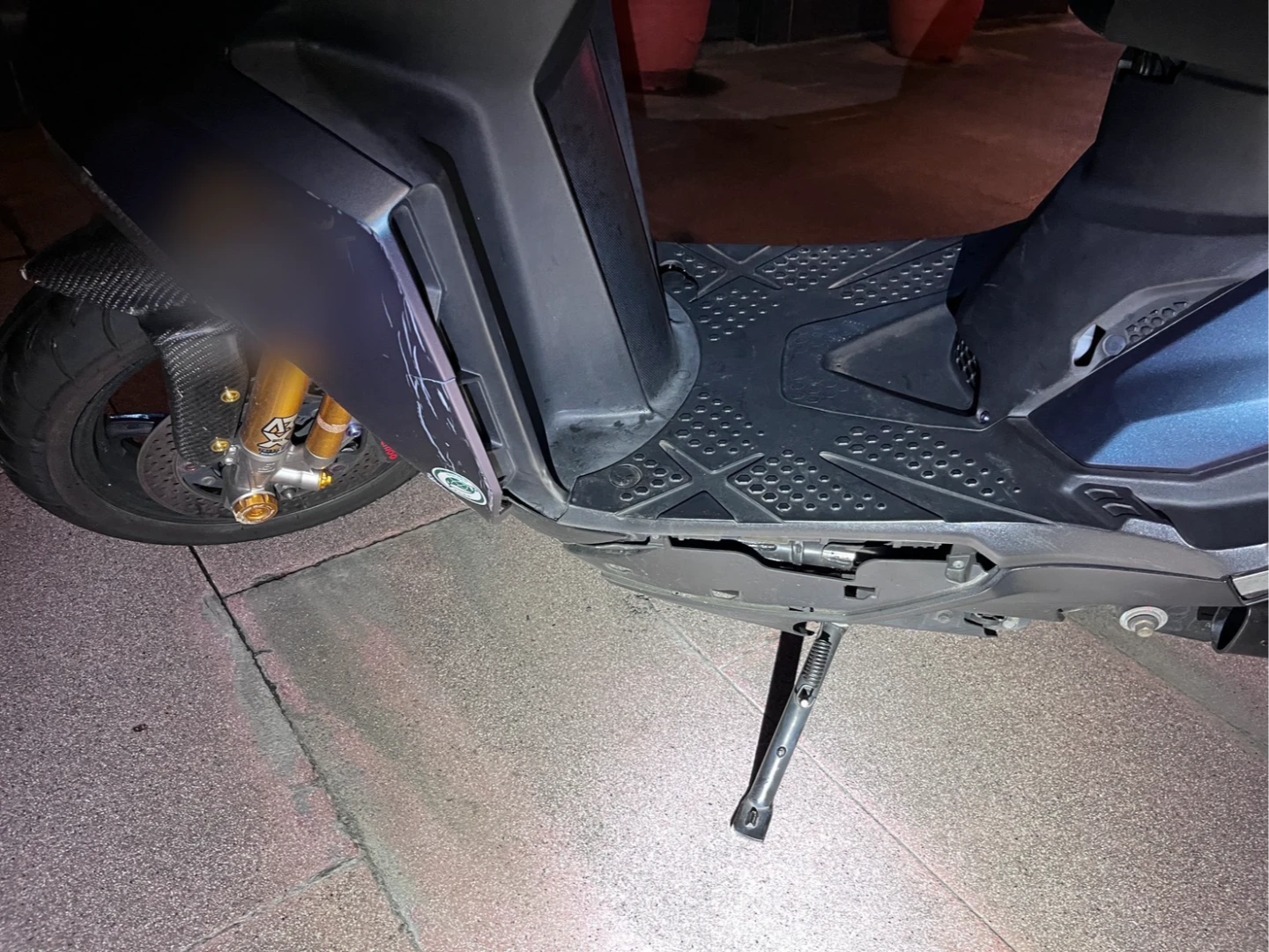 肇事機車車殼明顯受損。翻攝畫面