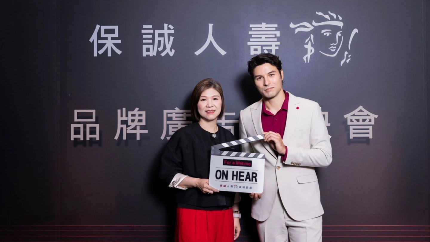 男星鳳小岳(右)擔任保誠人壽代言人,左為保誠台灣總經理王慰慈。業者提供