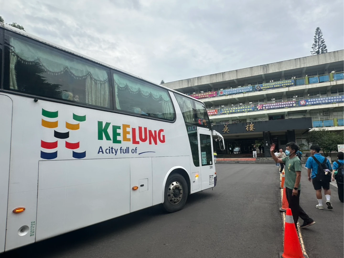 基中教職員招呼駛入校園的R82公車停靠讓學生下車。取自基中FB